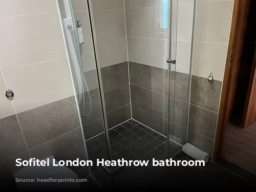 Sofitel London Heathrow bathroom